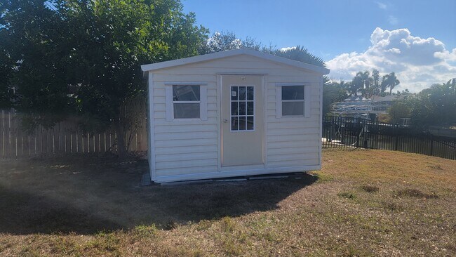 125 Cambridge Dr NW in Port Charlotte, FL - Building Photo - Building Photo