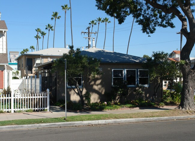 1019 Ocean Ave in Seal Beach, CA - Building Photo - Building Photo