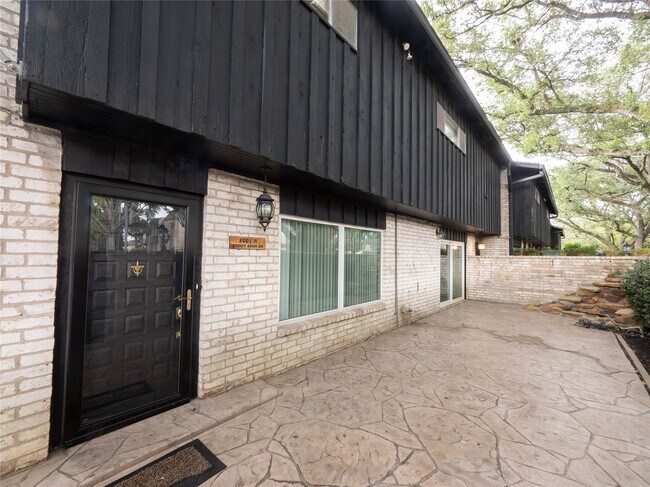 2001 Stoney Brook Dr in Houston, TX - Building Photo - Building Photo