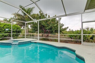 1421 Beach Club Ln in Apollo Beach, FL - Foto de edificio - Building Photo