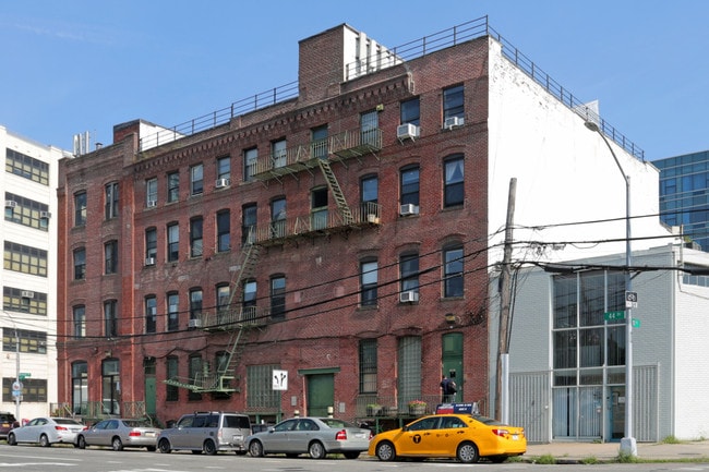 901 44th Dr in Long Island City, NY - Building Photo - Building Photo