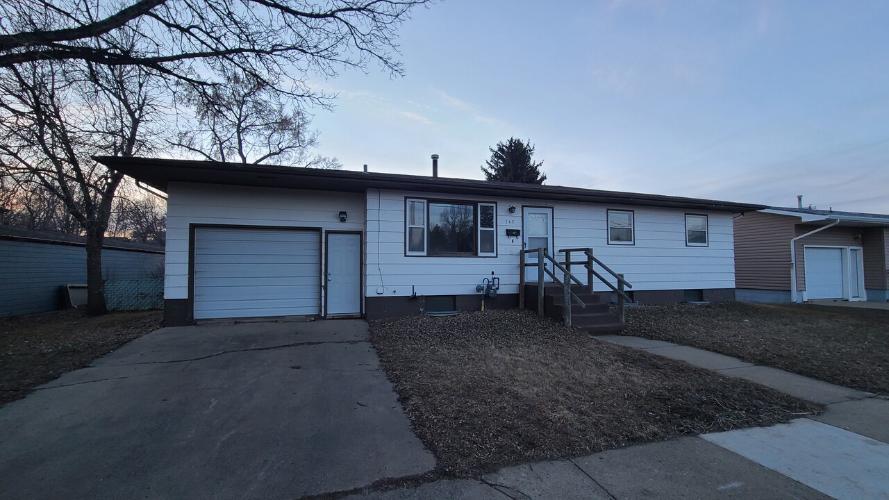 145 8th Ave E in Dickinson, ND - Foto de edificio