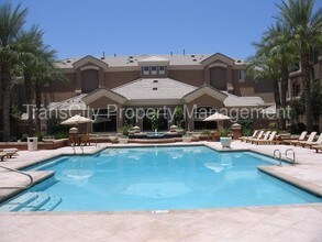 4455 E Paradise Village Pky S-Unit -1070 in Phoenix, AZ - Foto de edificio - Building Photo