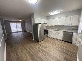 Colonial Arms Apartments in Opelika, AL - Building Photo