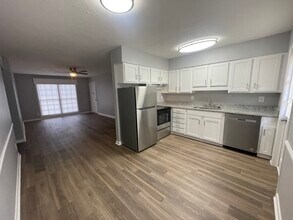 Colonial Arms Apartments in Opelika, AL - Building Photo - Building Photo