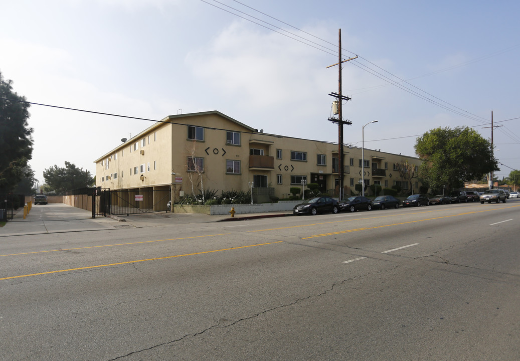 14656 Saticoy St in Van Nuys, CA - Building Photo