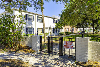 Hampton Court Condos in Merritt Island, FL - Building Photo - Building Photo