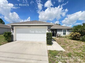 1902 Laredo Dr in Deltona, FL - Building Photo