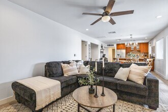 7349 E Roosevelt St in Scottsdale, AZ - Building Photo - Building Photo