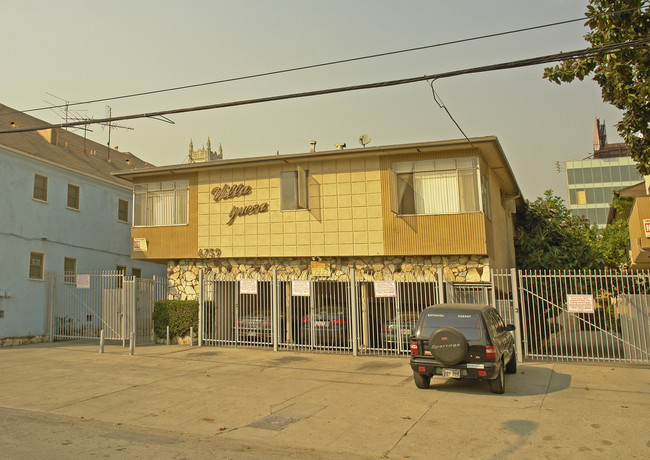 Villa Yucca in Los Angeles, CA - Foto de edificio - Building Photo