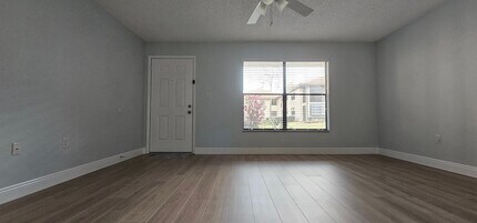 704 Hammock Pine Blvd, Unit 704 in Clearwater, FL - Foto de edificio - Building Photo