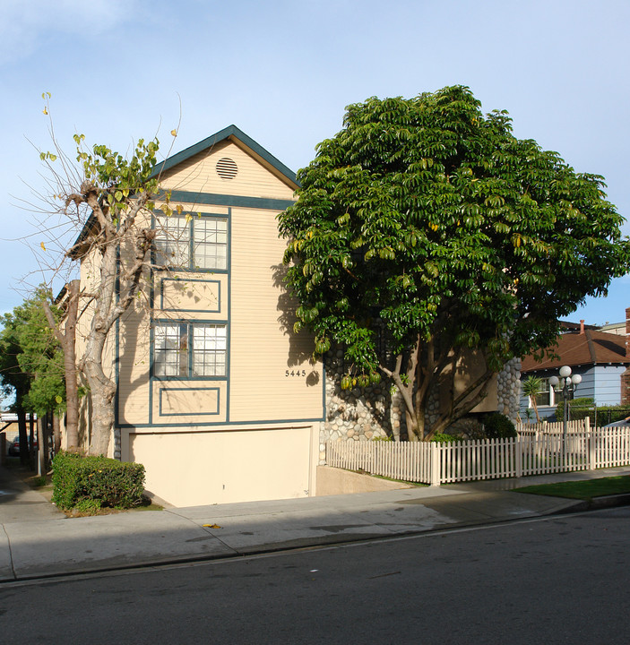 5445 Bellingham Ave in Valley Village, CA - Building Photo