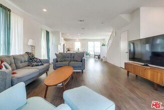 2700 E Chaucer St in Los Angeles, CA - Building Photo - Building Photo