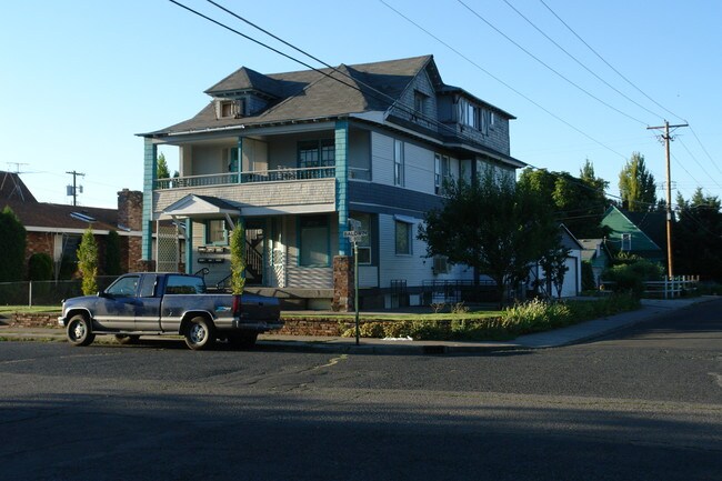 802 E Baldwin Ave in Spokane, WA - Foto de edificio - Building Photo