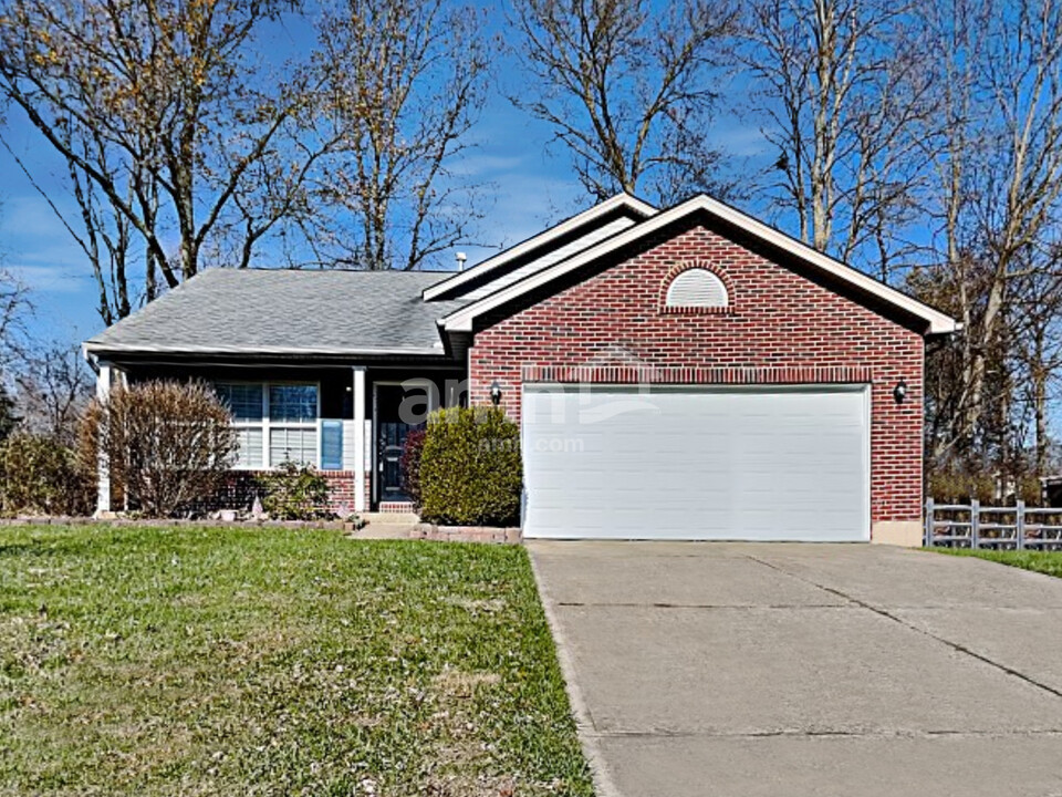 2040 Sunset View Ln in Amelia, OH - Building Photo