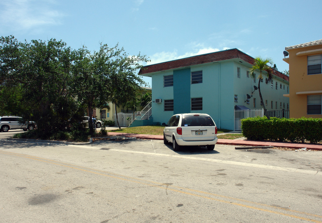 Biarritz Apartments in Miami Beach, FL - Building Photo