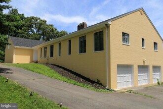 901 Walker Rd in Great Falls, VA - Building Photo - Building Photo