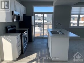 100 Teelin Cir in Ottawa, ON - Building Photo - Building Photo