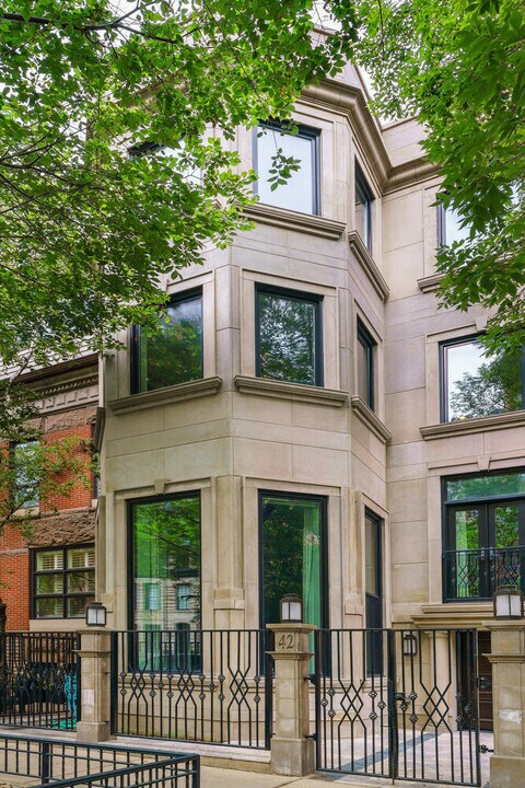 42 E Elm St in Chicago, IL - Building Photo
