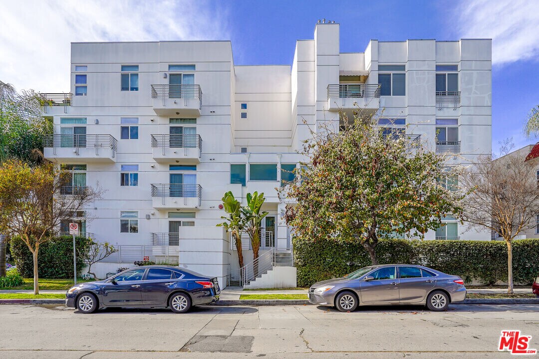 401 Serrano Ave in Los Angeles, CA - Building Photo