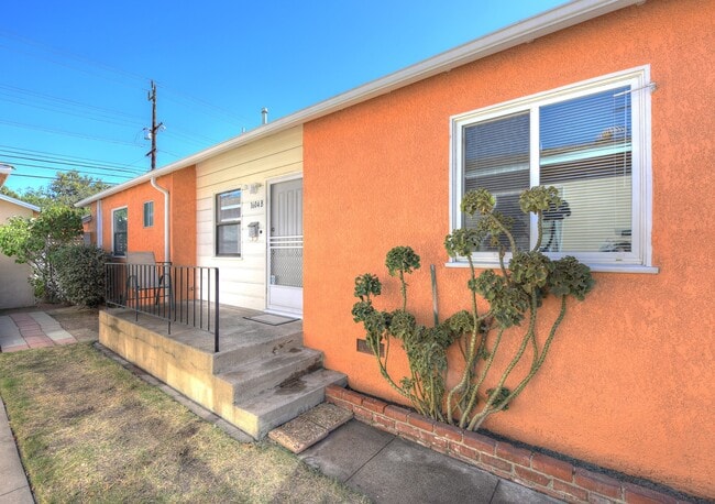 1604 N Hollywood Way, Unit B in Burbank, CA - Building Photo - Building Photo