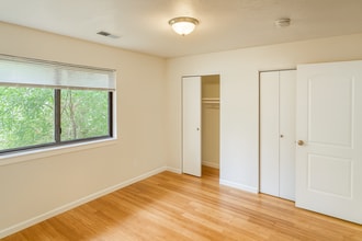 818 Carrier Creek Blvd NE, Unit 201 in Grand Rapids, MI - Foto de edificio - Building Photo