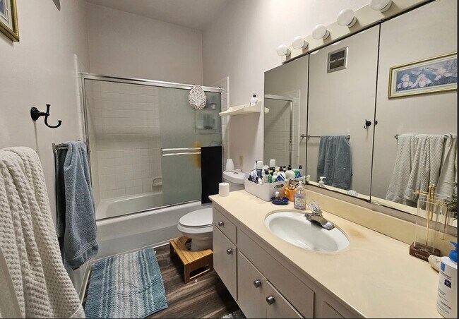 1016 Drake Dr in Davis, CA - Foto de edificio - Building Photo