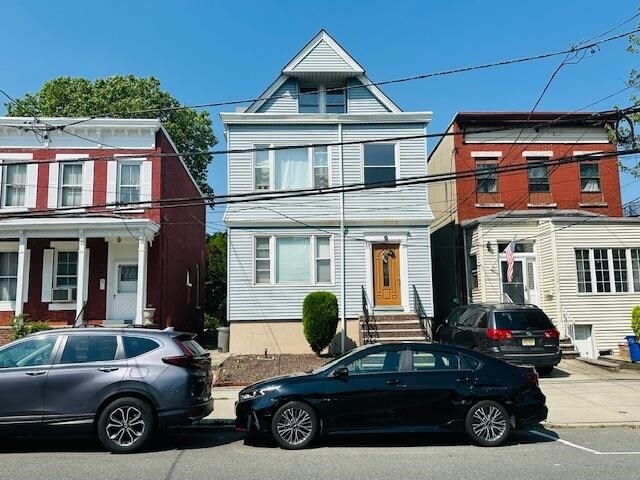 11 W 30th St in Bayonne, NJ - Building Photo