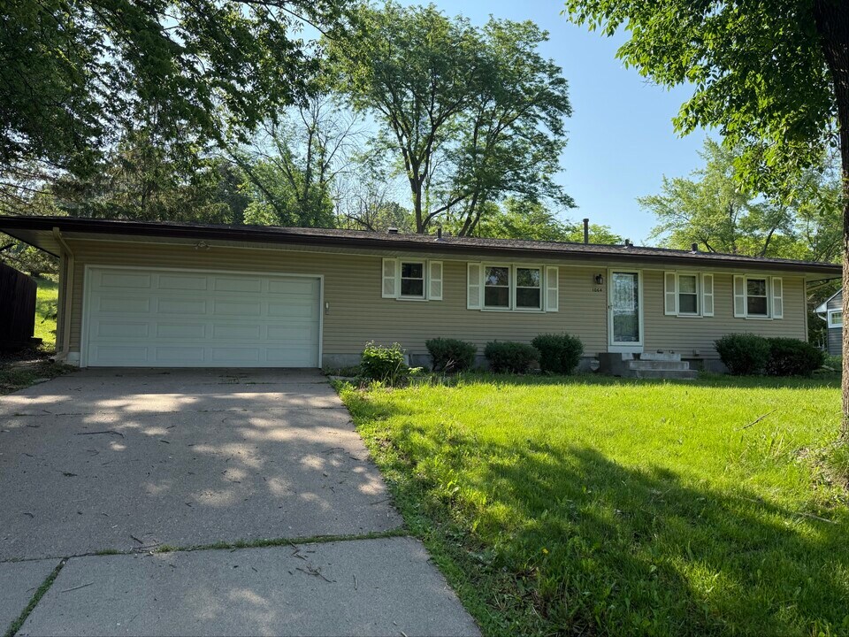 1064 Hackmann Cir NE in Fridley, MN - Building Photo