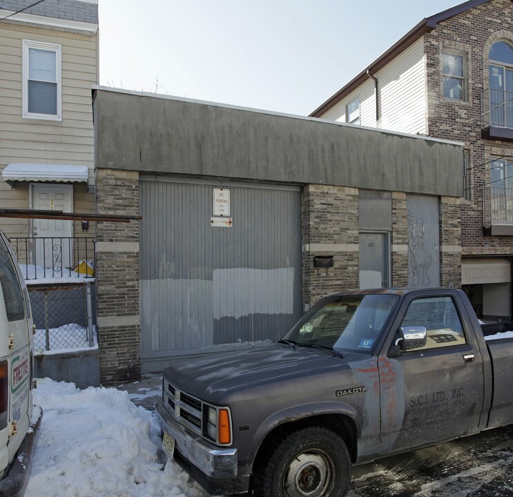 175 Clendenny Ave in Jersey City, NJ - Foto de edificio