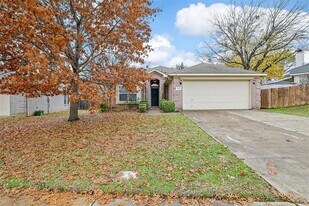 816 Koen Ln in Euless, TX - Building Photo