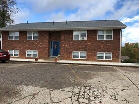 101 Colonial Oaks Dr in St. Albans, WV - Building Photo