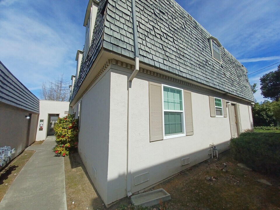 990 Ponderosa Ave in Sunnyvale, CA - Foto de edificio