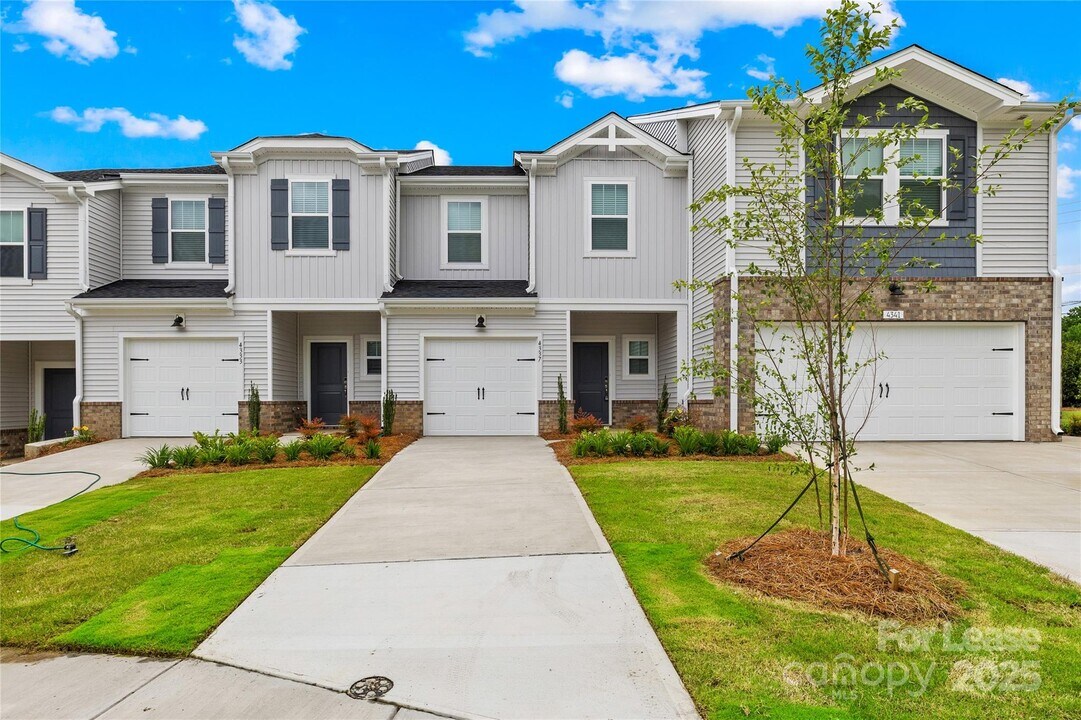 4337 Smt Wds Dr in Charlotte, NC - Foto de edificio