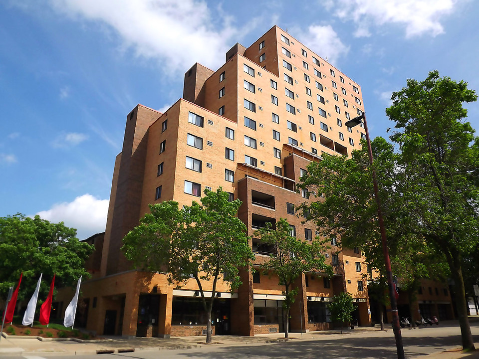 Capitol Centre Court Apartments in Madison, WI - Building Photo