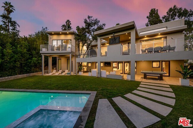 1085 Carolyn Way in Beverly Hills, CA - Foto de edificio - Building Photo