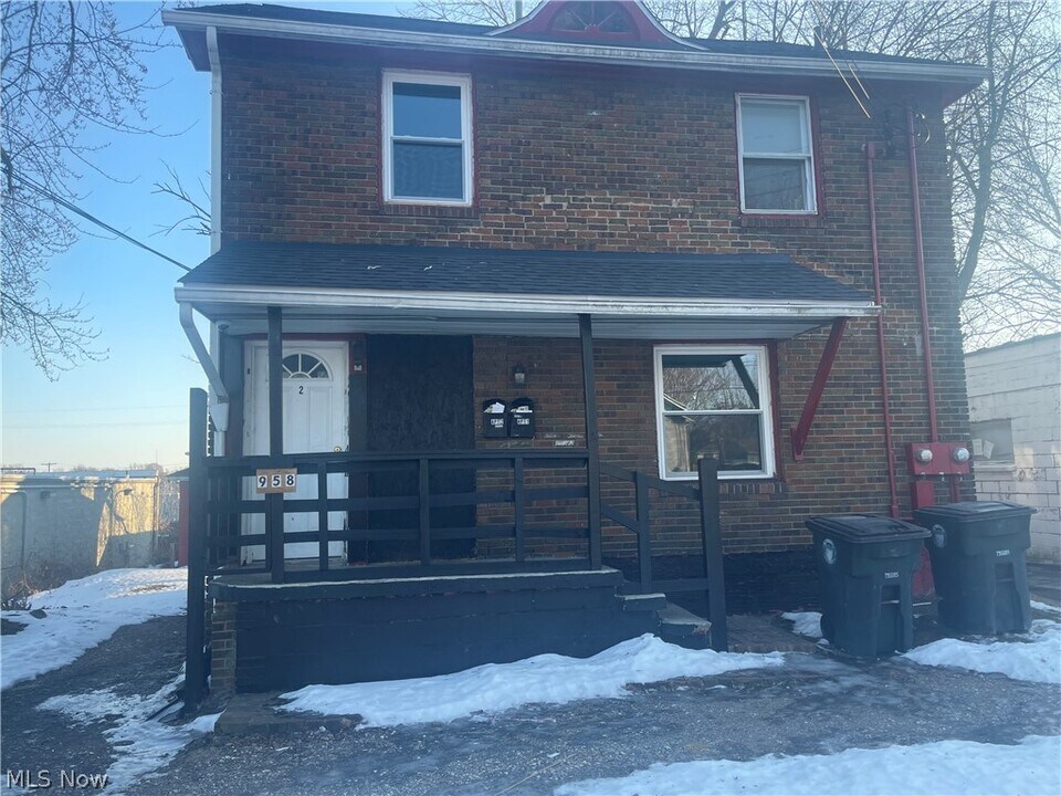 958 E Wilbeth Rd in Akron, OH - Building Photo