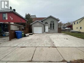 975 Albert Rd in Windsor, ON - Building Photo