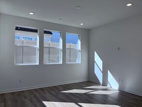 4077 Pomelo Dr in Corona, CA - Foto de edificio - Building Photo