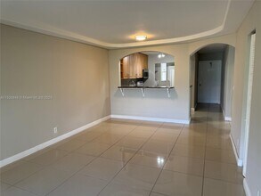 8060 Fairview Dr, Unit 201 in Tamarac, FL - Building Photo - Building Photo