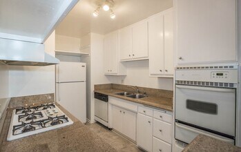 8207 De Longpre Ave in West Hollywood, CA - Building Photo - Building Photo