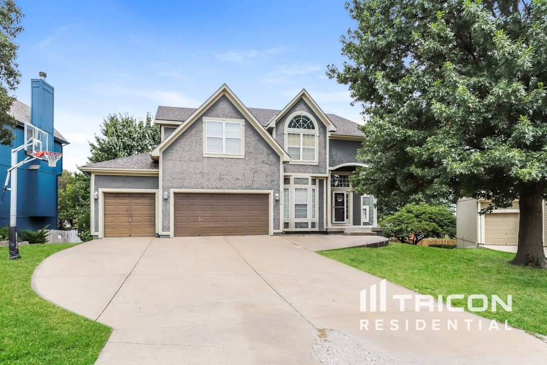 23518 W 54th Terrace in Shawnee, KS - Foto de edificio