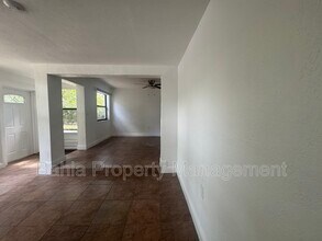 1610 NW 132nd St in North Miami, FL - Building Photo - Building Photo