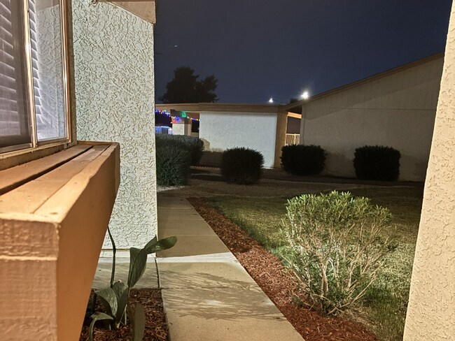 13327 N 26th Ave in Phoenix, AZ - Foto de edificio - Building Photo