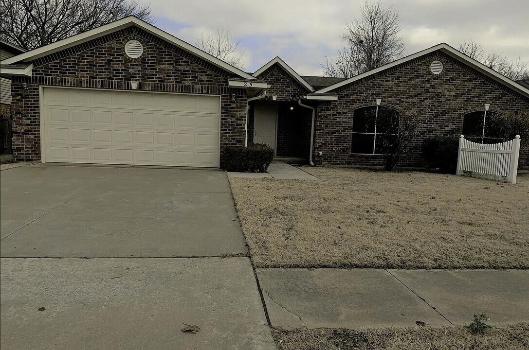 215 Willow Branch Rd in Norman, OK - Building Photo