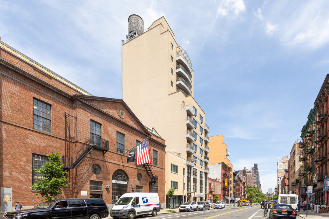 136-138 E Broadway in New York, NY - Foto de edificio