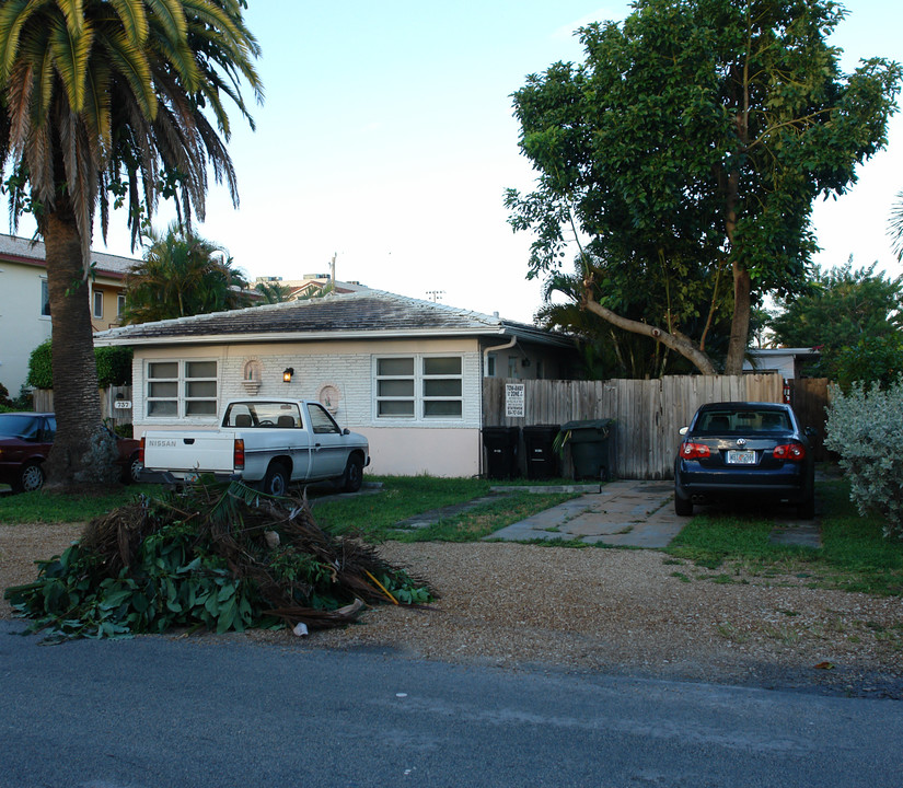 737 NE 16th Ave in Fort Lauderdale, FL - Building Photo