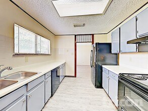 8015 Chestnut Barr Dr in Converse, TX - Building Photo - Building Photo