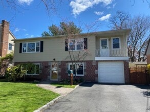 6 Dunes Ln, Unit 2nd Floor in Port Washington, NY - Foto de edificio - Building Photo