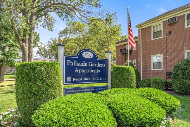 Palisade Gardens Apartments in Fort Lee, NJ - Foto de edificio - Building Photo